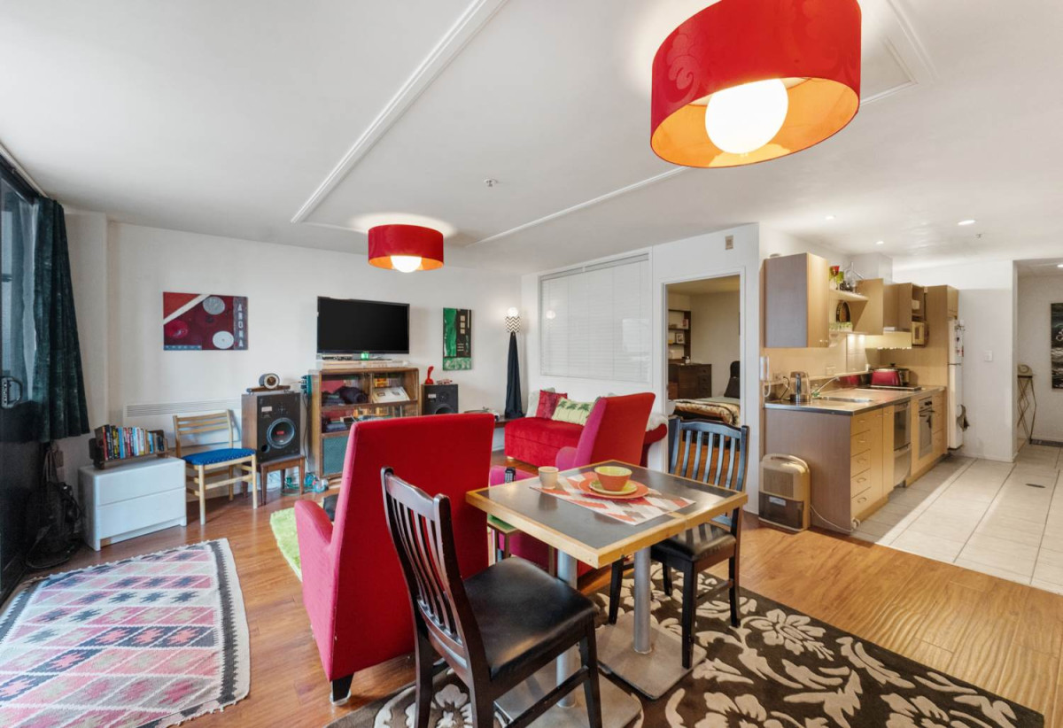 Must sell, Auckland Girls’ Grammar School zone, 61m2 Freehold 1 bed 1 bath apartment with car park, Access to the communal rooftop deck with panoramic harbour, Sky Tower, and city views, Current weekly rental income of $550/p.w, with a fixed term to 15 Feb 2027, 2A/31 Day Street, City Centre, Auckland