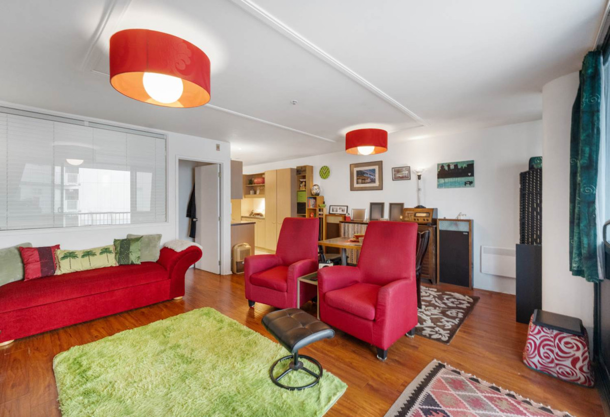 Must sell, Auckland Girls’ Grammar School zone, 61m2 Freehold 1 bed 1 bath apartment with car park, Access to the communal rooftop deck with panoramic harbour, Sky Tower, and city views, Current weekly rental income of $550/p.w, with a fixed term to 15 Feb 2027, 2A/31 Day Street, City Centre, Auckland