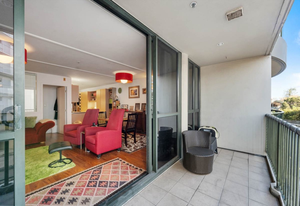 Must sell, Auckland Girls’ Grammar School zone, 61m2 Freehold 1 bed 1 bath apartment with car park, Access to the communal rooftop deck with panoramic harbour, Sky Tower, and city views, Current weekly rental income of $550/p.w, with a fixed term to 15 Feb 2027, 2A/31 Day Street, City Centre, Auckland