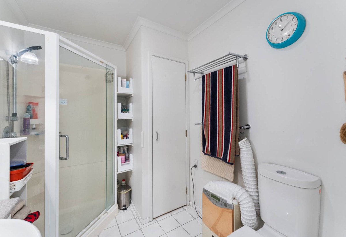 Must sell, Auckland Girls’ Grammar School zone, 61m2 Freehold 1 bed 1 bath apartment with car park, Access to the communal rooftop deck with panoramic harbour, Sky Tower, and city views, Current weekly rental income of $550/p.w, with a fixed term to 15 Feb 2027, 2A/31 Day Street, City Centre, Auckland