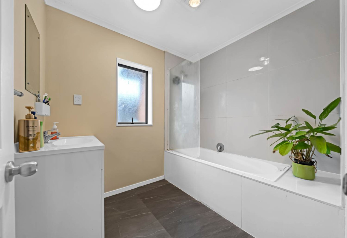 Renovated 3 Years Ago, Brick and tile 4 beds 2 baths house with double garage, 16a Shayla Place, Mangere, Auckland