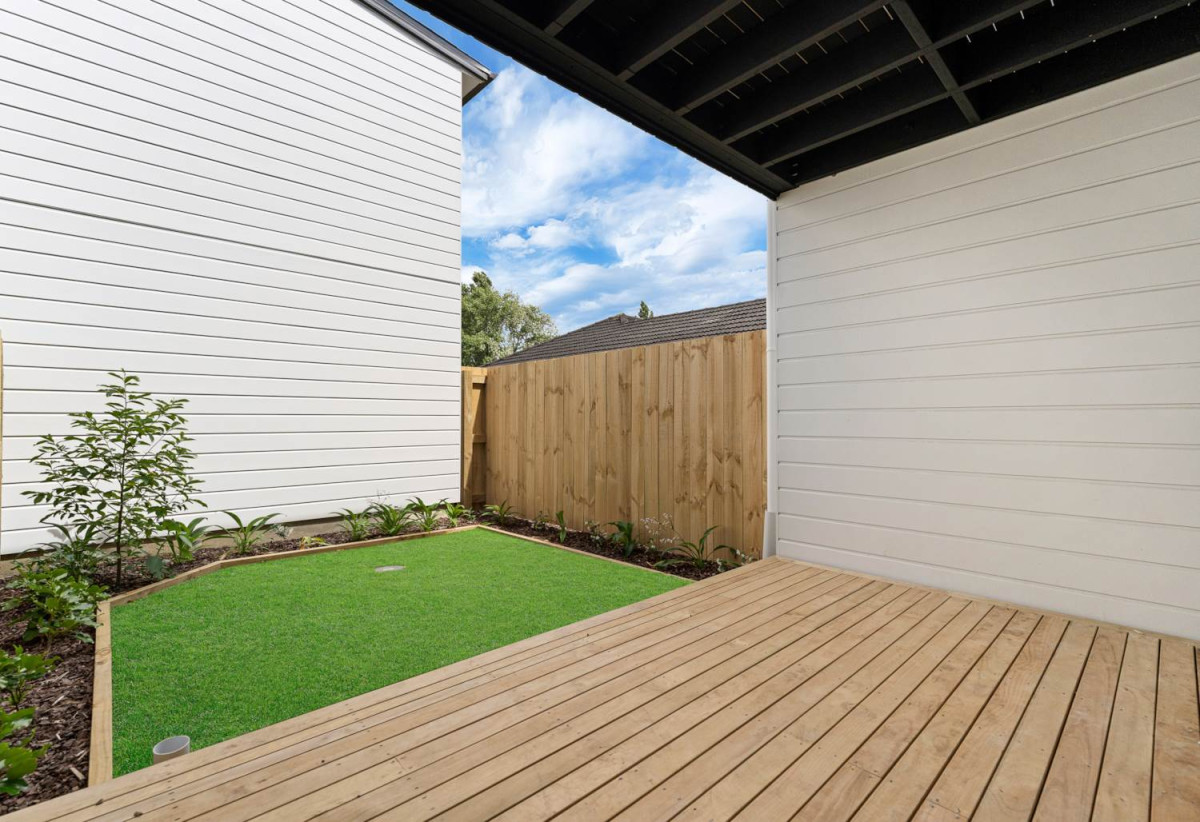 With View, Brandnew freehold 3 beds ( 2 semi-ensuites) 2.5 baths home with car park, 2/73 Glendale Road, Glen Eden, Auckland