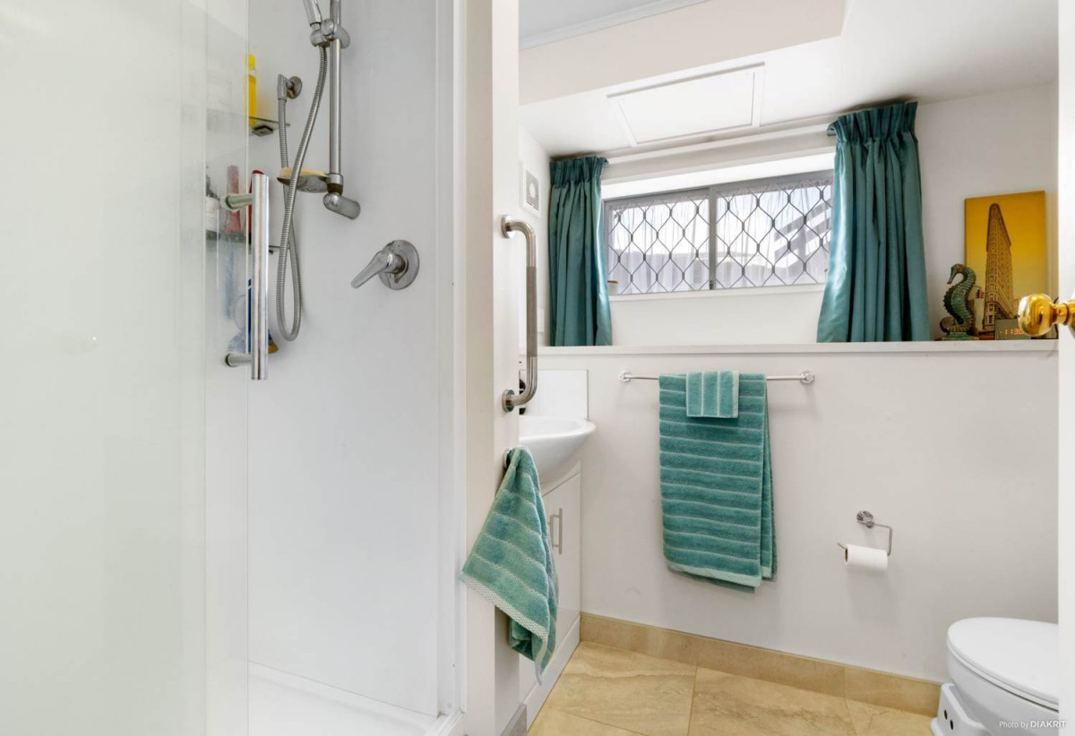 For rent, 5 beds 2 baths house with double garage, available 22nd August, 36 Rodney Street, Howick, Auckland