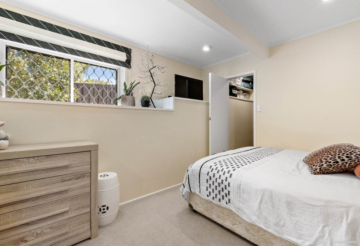 For rent, 5 beds 2 baths house with double garage, available 22nd August, 36 Rodney Street, Howick, Auckland