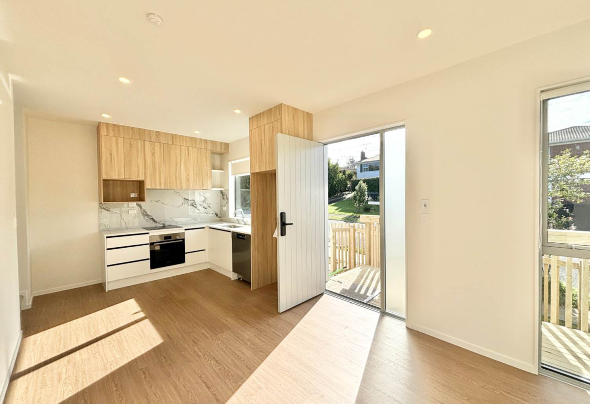 For rent, No smokers, Brandnew 3 beds 2.5 baths townhouse with garage, available now, 1/8 Imatra Place, Sunnyhills, Auckland