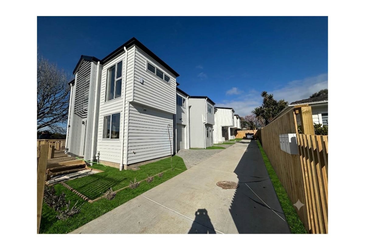 For rent, No smokers, Brandnew 3 beds 2.5 baths townhouse with garage, available now, 1/8 Imatra Place, Sunnyhills, Auckland