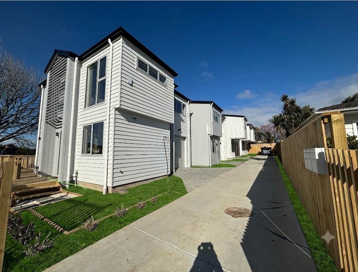 For rent, No smokers, Brandnew 3 beds 2.5 baths townhouse with garage, available now, 1/8 Imatra Place, Sunnyhills, Auckland