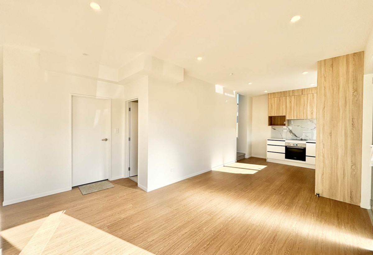 For rent, No smokers, Brandnew 3 beds 2.5 baths townhouse with garage, available now, 1/8 Imatra Place, Sunnyhills, Auckland
