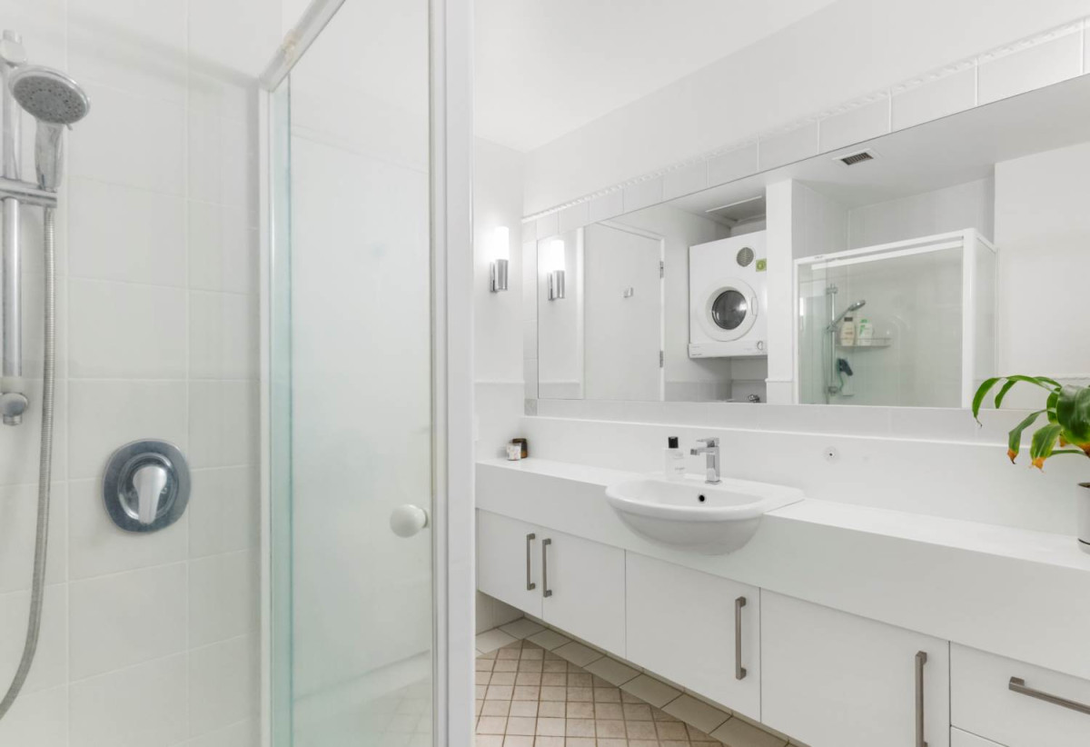 Double Grammar school zone ( AGS and EGGS), Freehold 1 bed 1 bath apartment with car park, Already priced to sell for cash buyers factoring in an upcoming reclad to modernise the building in the near future, 1E/18 Joseph Banks Terrace, Remuera, Auckland