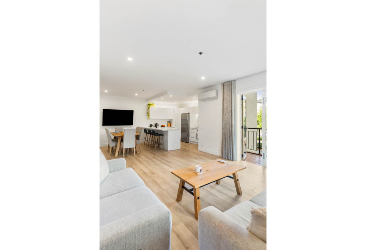 Double Grammar school zone ( AGS and EGGS), Freehold 1 bed 1 bath apartment with car park, Already priced to sell for cash buyers factoring in an upcoming reclad to modernise the building in the near future, 1E/18 Joseph Banks Terrace, Remuera, Auckland