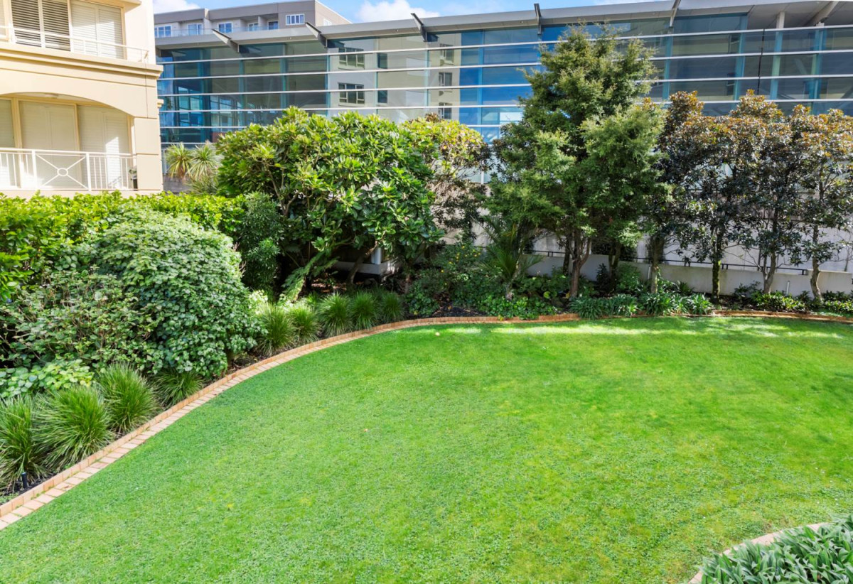 Double Grammar school zone ( AGS and EGGS), Freehold 1 bed 1 bath apartment with car park, Already priced to sell for cash buyers factoring in an upcoming reclad to modernise the building in the near future, 1E/18 Joseph Banks Terrace, Remuera, Auckland