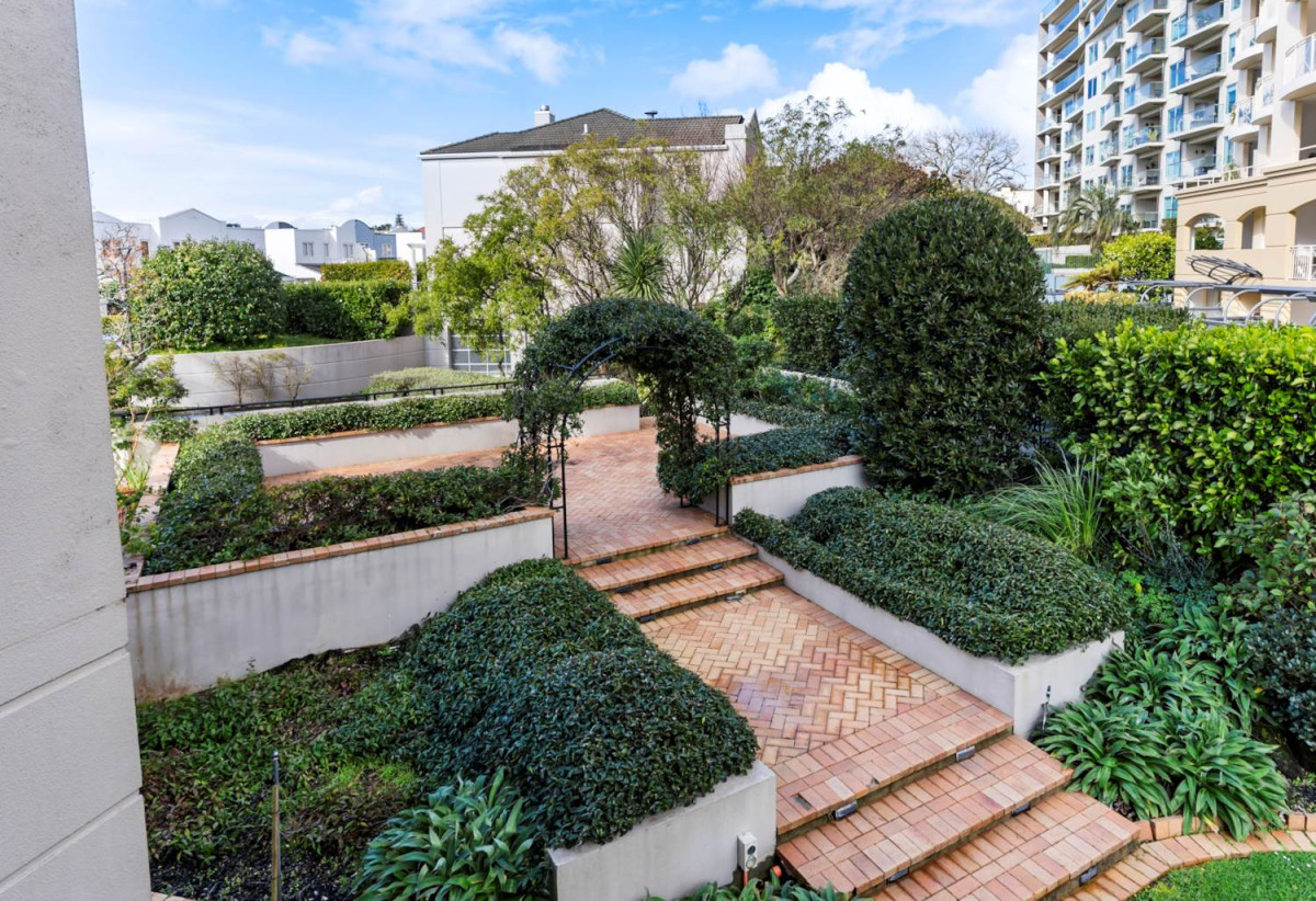Double Grammar school zone ( AGS and EGGS), Freehold 1 bed 1 bath apartment with car park, Already priced to sell for cash buyers factoring in an upcoming reclad to modernise the building in the near future, 1E/18 Joseph Banks Terrace, Remuera, Auckland