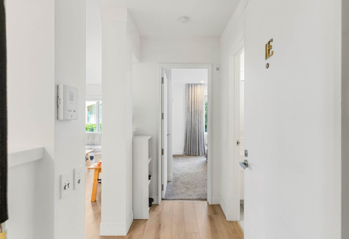 Double Grammar school zone ( AGS and EGGS), Freehold 1 bed 1 bath apartment with car park, Already priced to sell for cash buyers factoring in an upcoming reclad to modernise the building in the near future, 1E/18 Joseph Banks Terrace, Remuera, Auckland