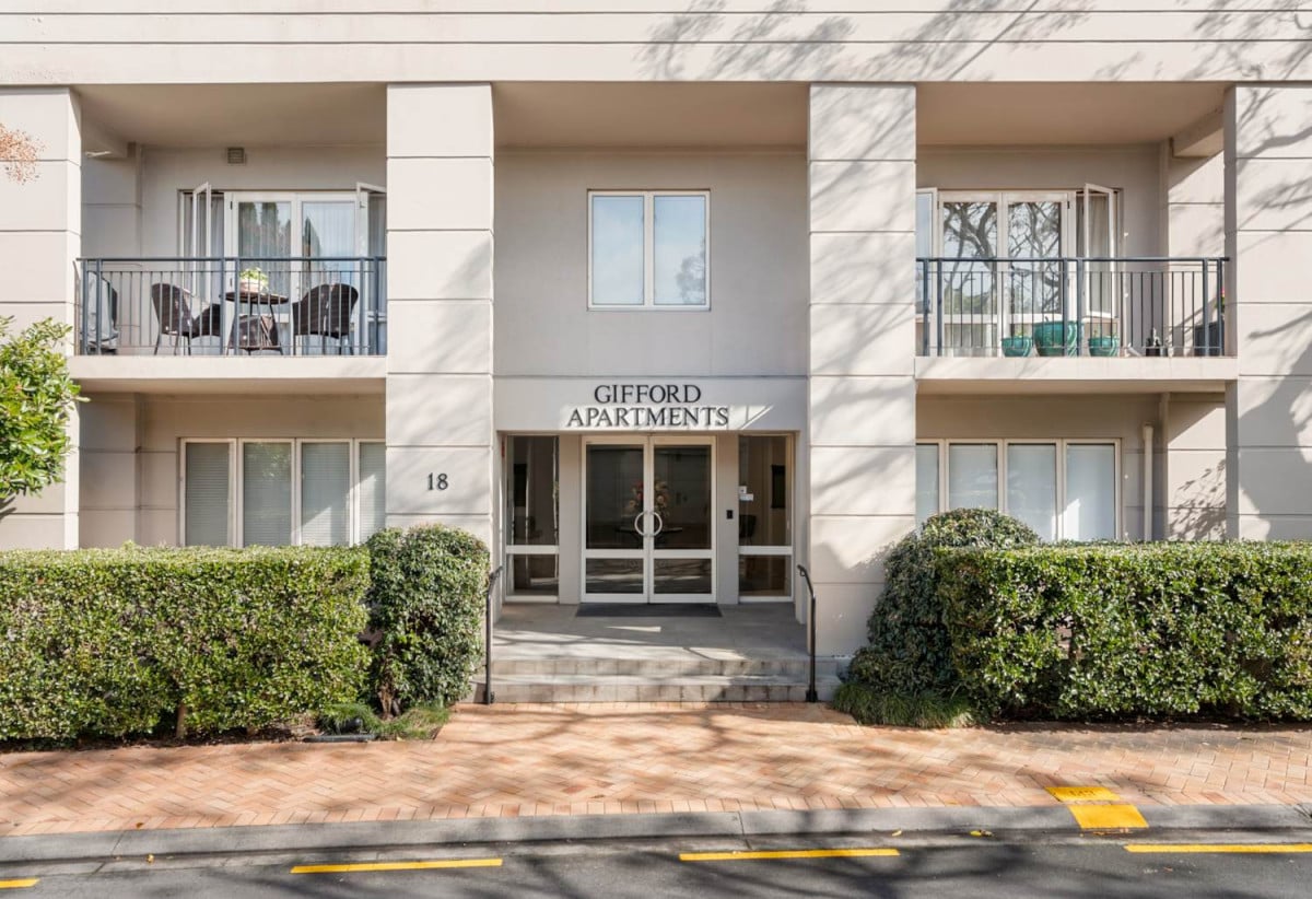 Double Grammar school zone ( AGS and EGGS), Freehold 1 bed 1 bath apartment with car park, Already priced to sell for cash buyers factoring in an upcoming reclad to modernise the building in the near future, 1E/18 Joseph Banks Terrace, Remuera, Auckland