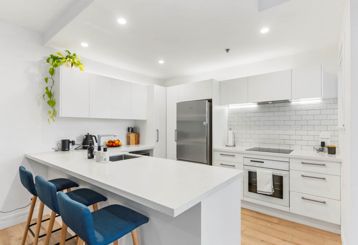 Double Grammar school zone ( AGS and EGGS), Freehold 1 bed 1 bath apartment with car park, Already priced to sell for cash buyers factoring in an upcoming reclad to modernise the building in the near future, 1E/18 Joseph Banks Terrace, Remuera, Auckland