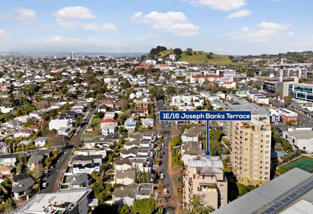 Double Grammar school zone ( AGS and EGGS), Freehold 1 bed 1 bath apartment with car park, Already priced to sell for cash buyers factoring in an upcoming reclad to modernise the building in the near future, 1E/18 Joseph Banks Terrace, Remuera, Auckland