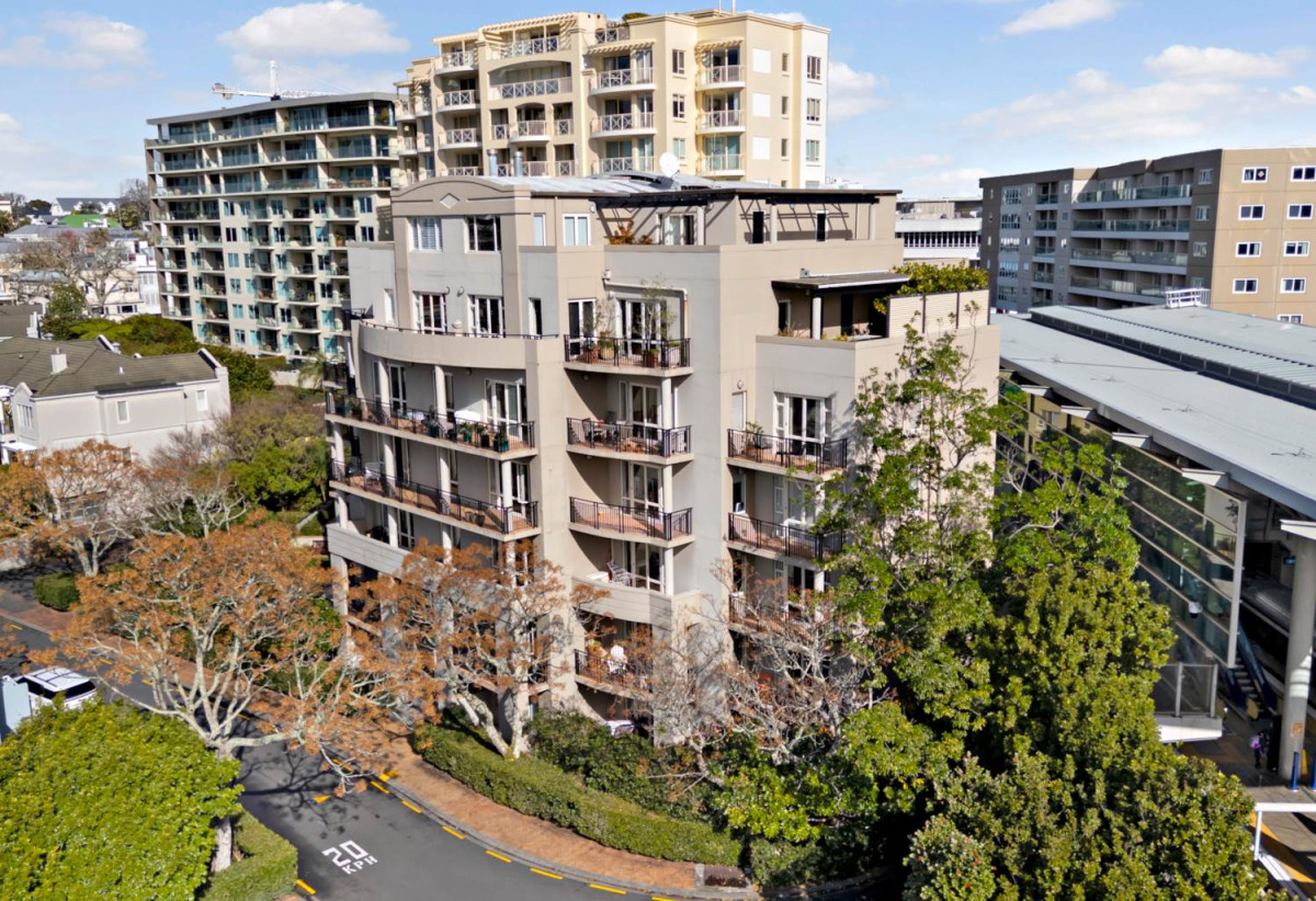 Double Grammar school zone ( AGS and EGGS), Freehold 1 bed 1 bath apartment with car park, Already priced to sell for cash buyers factoring in an upcoming reclad to modernise the building in the near future, 1E/18 Joseph Banks Terrace, Remuera, Auckland