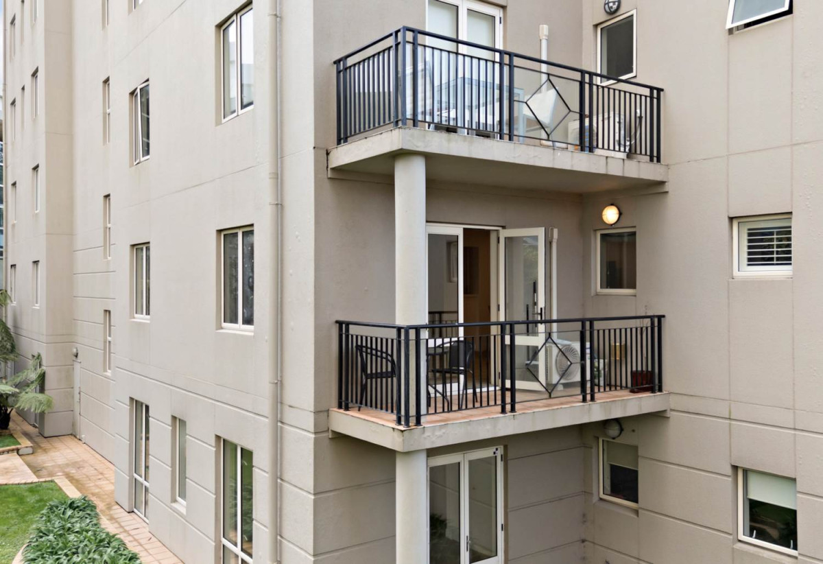 Double Grammar school zone ( AGS and EGGS), Freehold 1 bed 1 bath apartment with car park, Already priced to sell for cash buyers factoring in an upcoming reclad to modernise the building in the near future, 1E/18 Joseph Banks Terrace, Remuera, Auckland