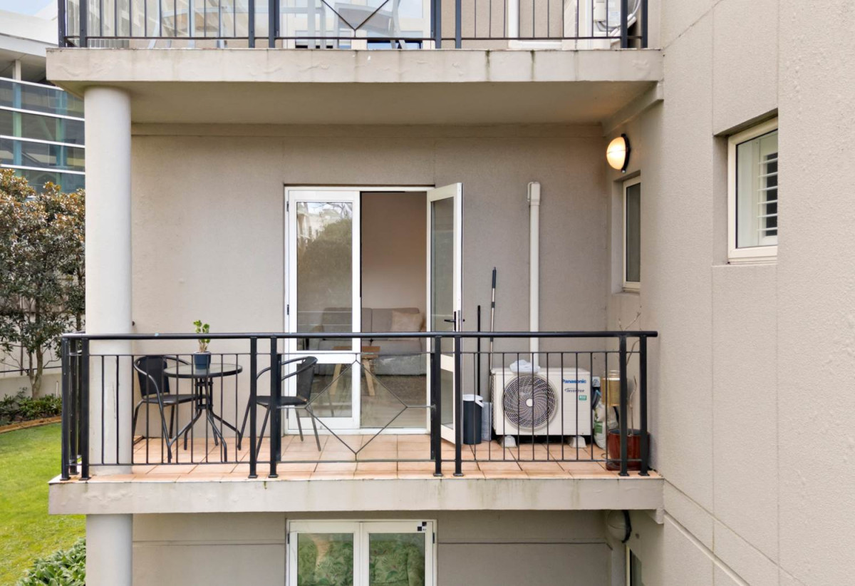 Double Grammar school zone ( AGS and EGGS), Freehold 1 bed 1 bath apartment with car park, Already priced to sell for cash buyers factoring in an upcoming reclad to modernise the building in the near future, 1E/18 Joseph Banks Terrace, Remuera, Auckland
