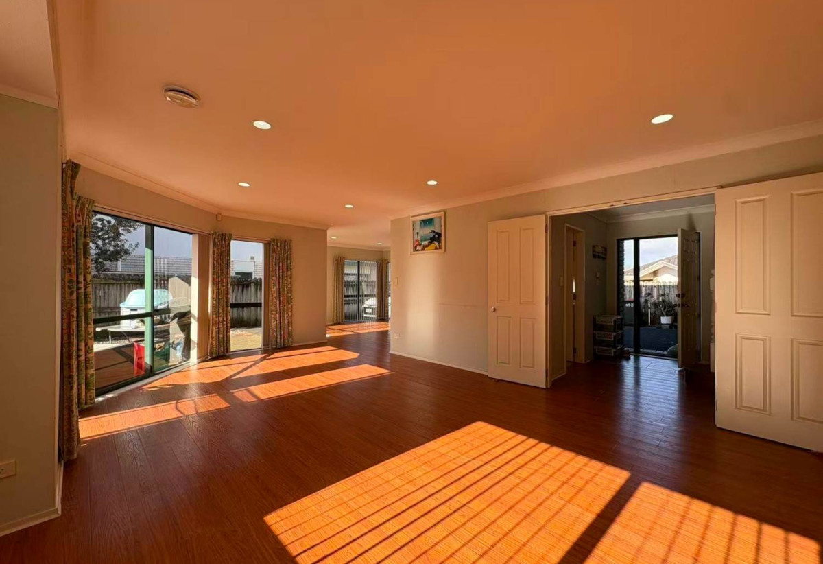 For rent, 4 beds 3 baths house with double garage, available 14th August, 23B Penruddocke Road, Half Moon Bay, Auckland