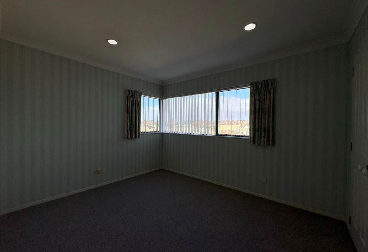 For rent, 4 beds 3 baths house with double garage, available 14th August, 23B Penruddocke Road, Half Moon Bay, Auckland