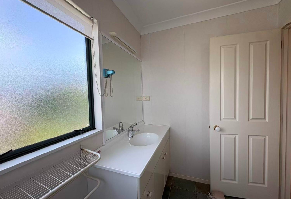 For rent, 4 beds 3 baths house with double garage, available 14th August, 23B Penruddocke Road, Half Moon Bay, Auckland