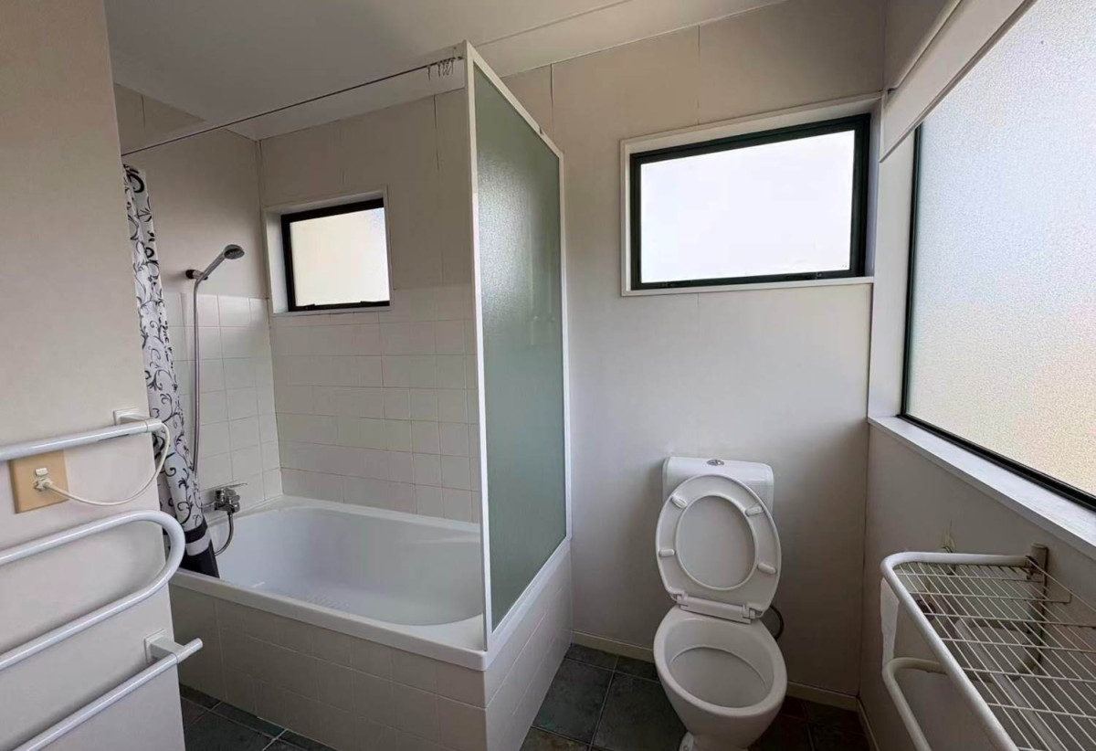 For rent, 4 beds 3 baths house with double garage, available 14th August, 23B Penruddocke Road, Half Moon Bay, Auckland