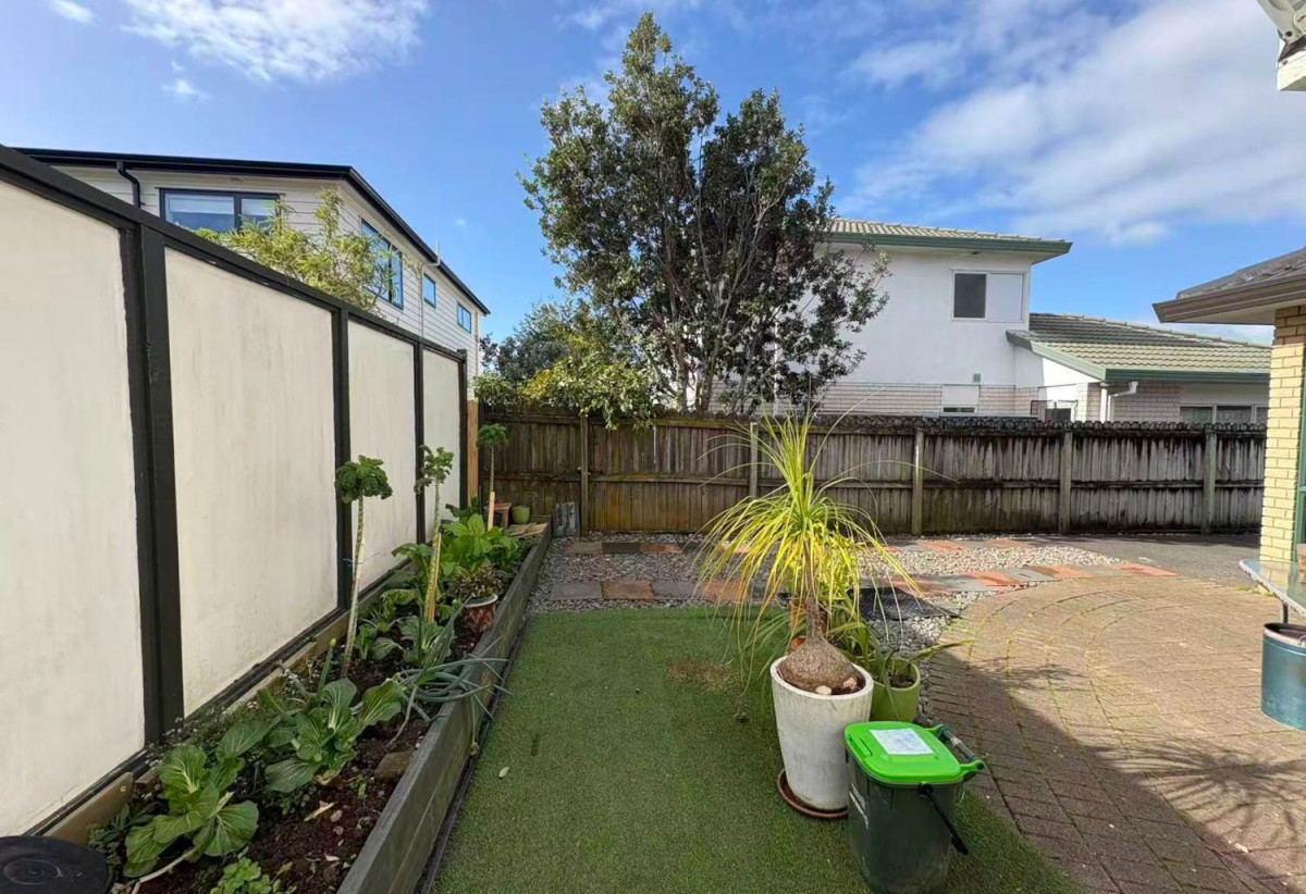 For rent, 4 beds 3 baths house with double garage, available 14th August, 23B Penruddocke Road, Half Moon Bay, Auckland
