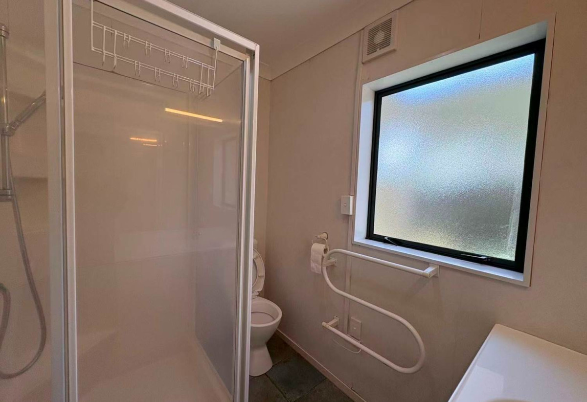 For rent, 4 beds 3 baths house with double garage, available 14th August, 23B Penruddocke Road, Half Moon Bay, Auckland