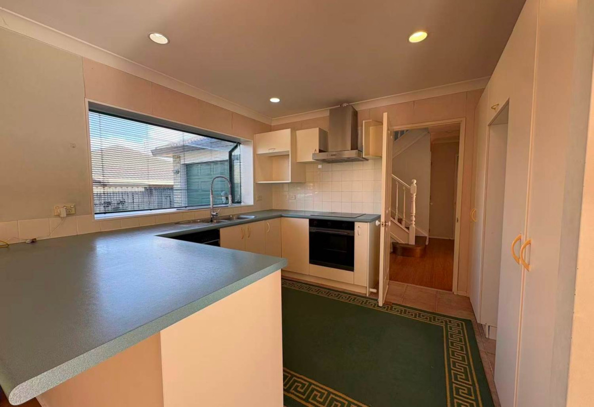 For rent, 4 beds 3 baths house with double garage, available 14th August, 23B Penruddocke Road, Half Moon Bay, Auckland