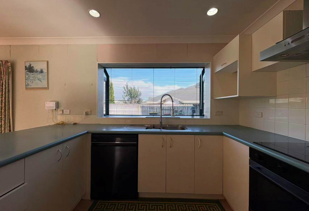 For rent, 4 beds 3 baths house with double garage, available 14th August, 23B Penruddocke Road, Half Moon Bay, Auckland