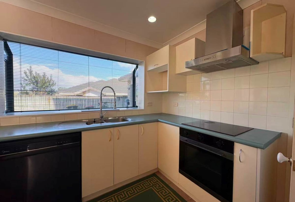 For rent, 4 beds 3 baths house with double garage, available 14th August, 23B Penruddocke Road, Half Moon Bay, Auckland