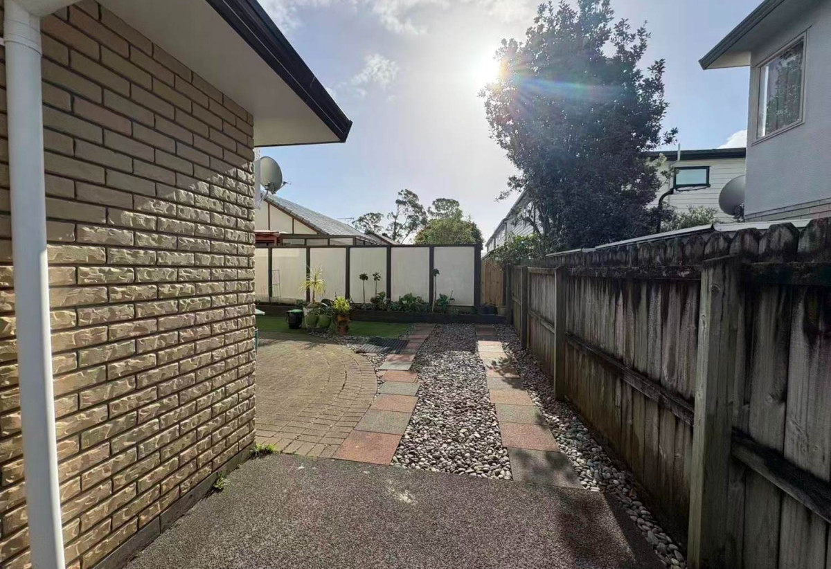 For rent, 4 beds 3 baths house with double garage, available 14th August, 23B Penruddocke Road, Half Moon Bay, Auckland