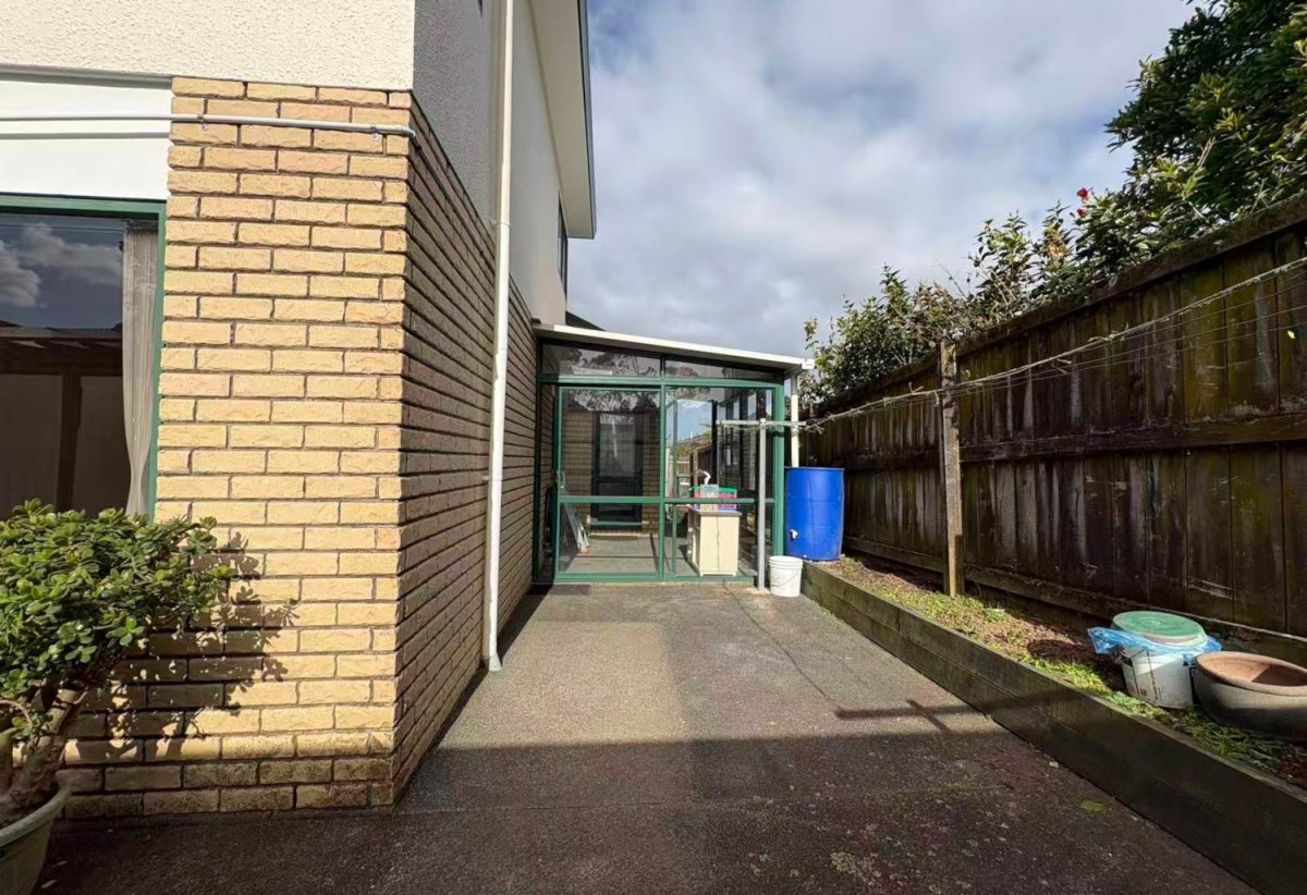 For rent, 4 beds 3 baths house with double garage, available 14th August, 23B Penruddocke Road, Half Moon Bay, Auckland