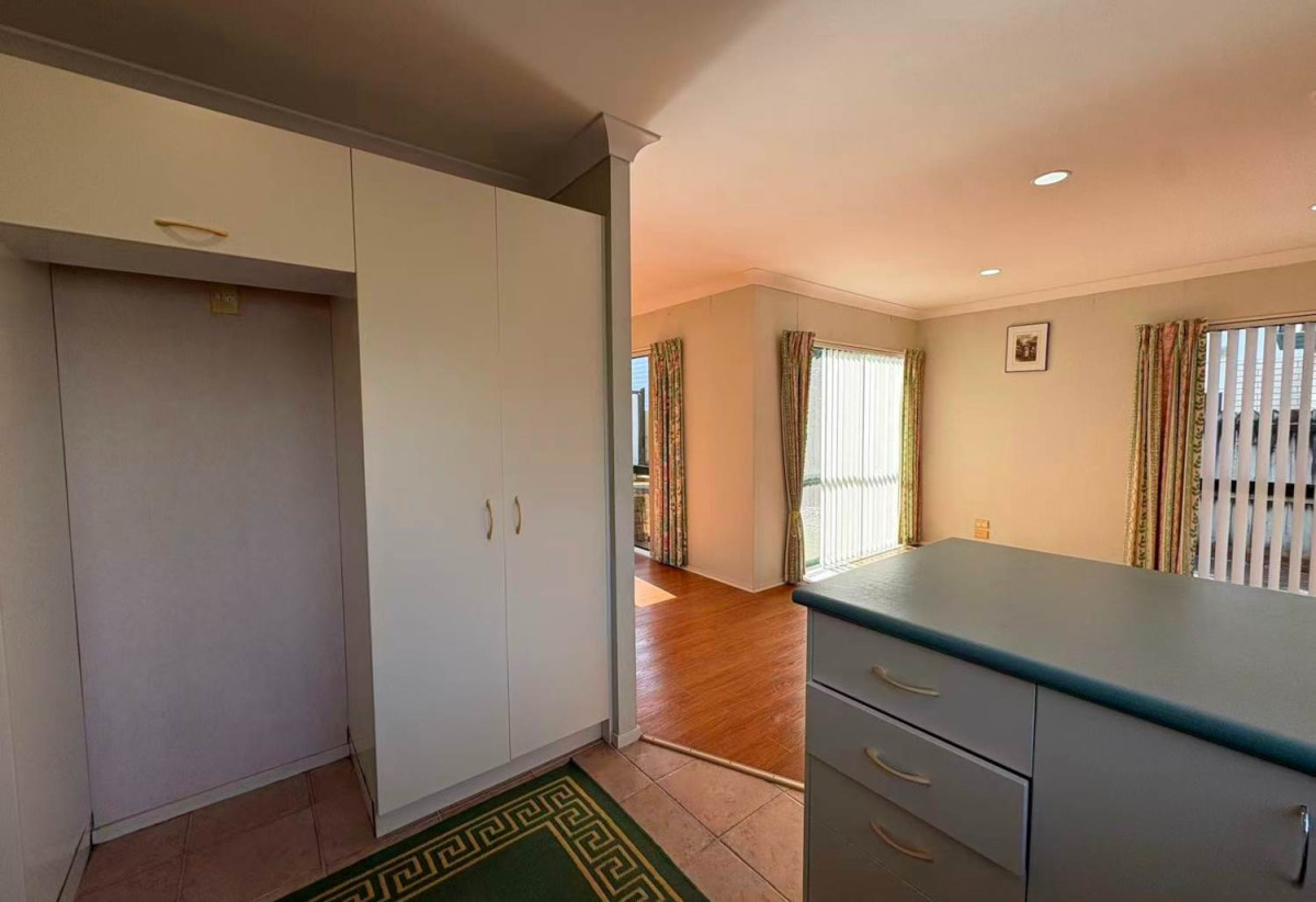 For rent, 4 beds 3 baths house with double garage, available 14th August, 23B Penruddocke Road, Half Moon Bay, Auckland