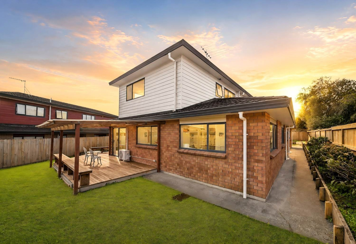 4 beds + study 2 baths house with double garage, 2/12 Solana Court, Botany Downs, Auckland