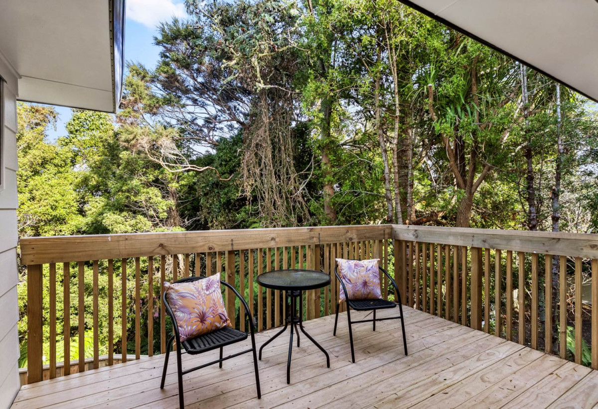 658m2 section, 300m2 Fully renovated 4 beds 2.5 baths house, Double internal-access garage plus workshop, Three versatile living areas including a large rumpus, 14 Heaton Grove, Chatswood, Auckland