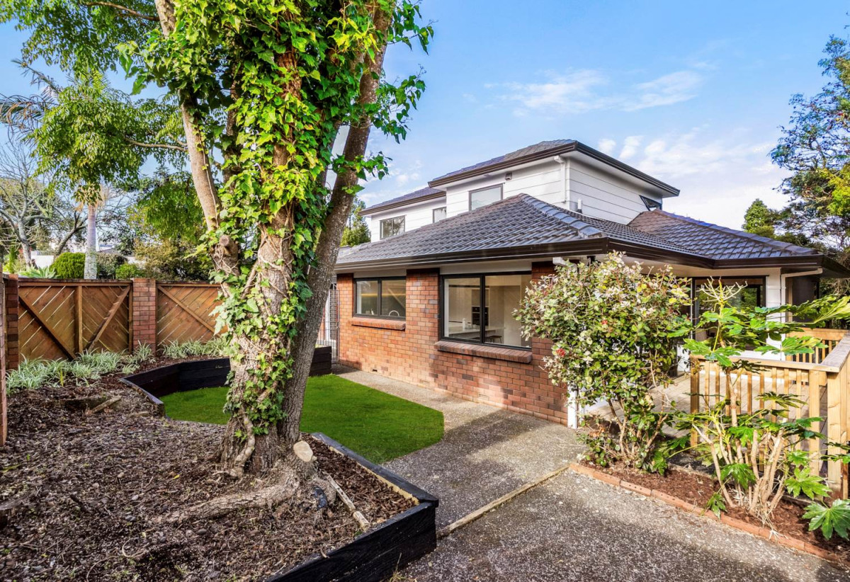 658m2 section, 300m2 Fully renovated 4 beds 2.5 baths house, Double internal-access garage plus workshop, Three versatile living areas including a large rumpus, 14 Heaton Grove, Chatswood, Auckland