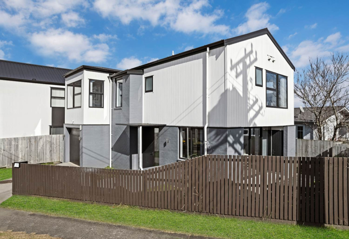 Affordable standalone 4 beds 2 baths home with garage, 1A Gloucester Road, Manurewa, Auckland
