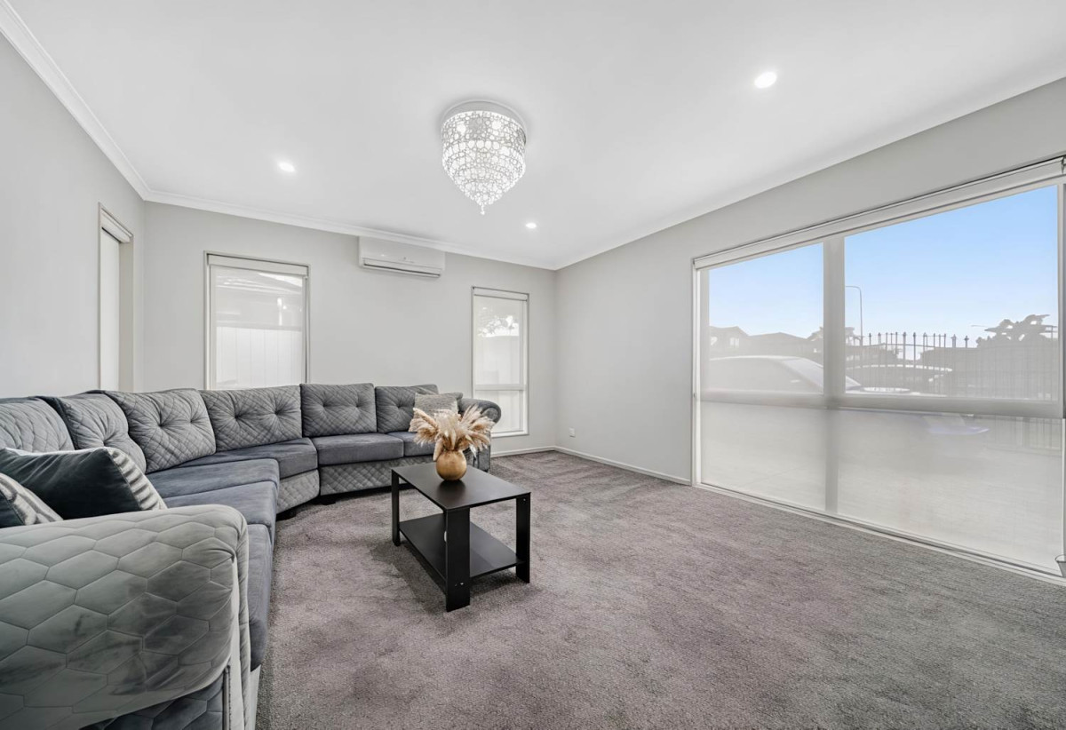 5 beds 3 baths house with double garage, 8 Reding Street, Takanini, Auckland
