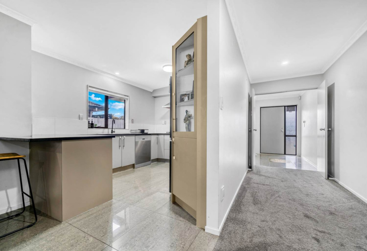 5 beds 3 baths house with double garage, 8 Reding Street, Takanini, Auckland