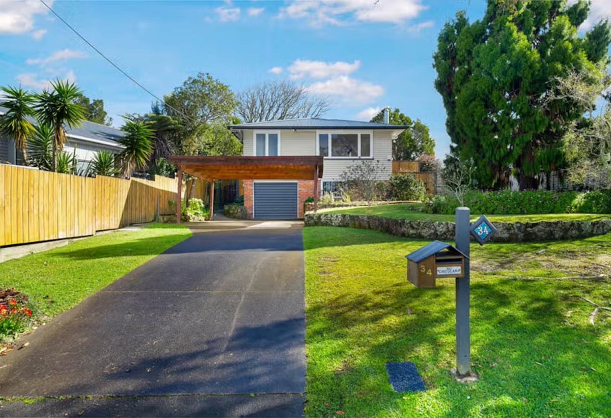812m2 section, Six-Unit Development Site with Solid Rental Income, RC application in April 2025, The S92 response is expected soon. 3 beds 1 bath house is currently tenanted, and a substantial rear workshop with two separate rooms and three-phase, 34 Coniston Avenue, Te Atatu South, Auckland