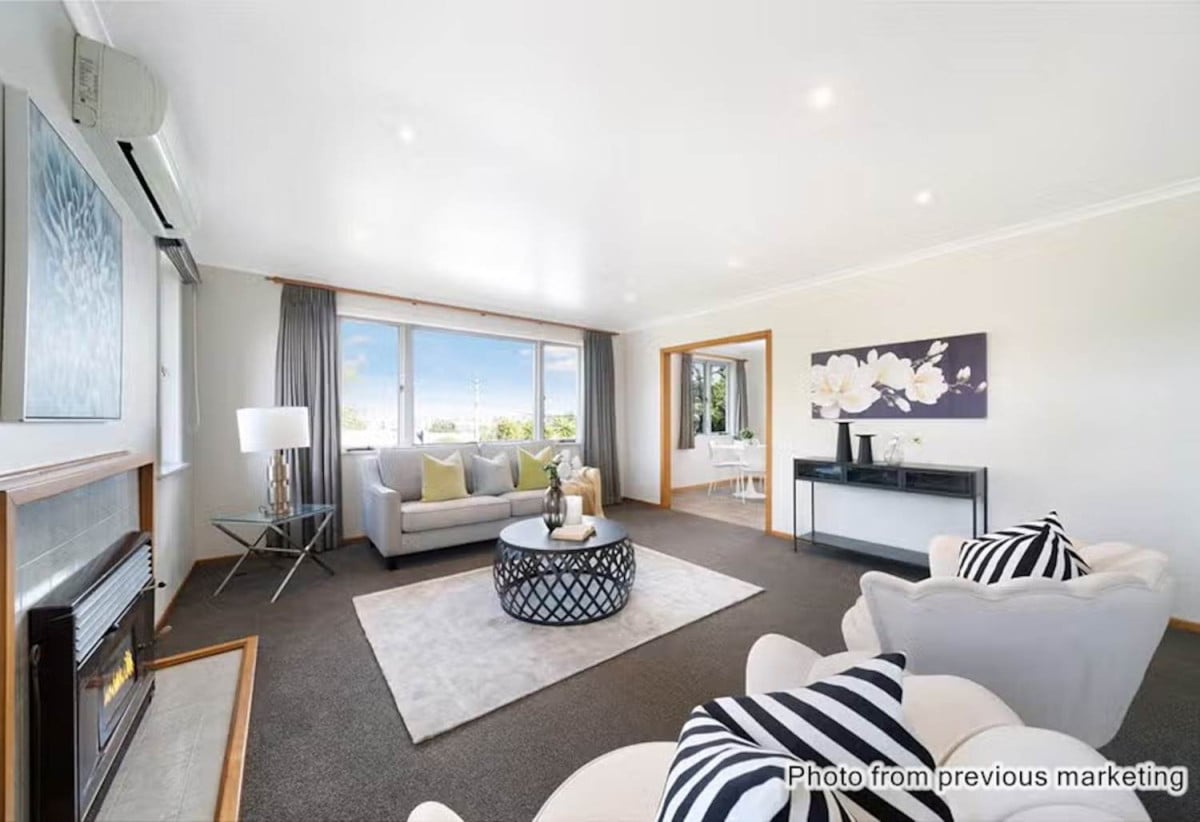 812m2 section, Six-Unit Development Site with Solid Rental Income, RC application in April 2025, The S92 response is expected soon. 3 beds 1 bath house is currently tenanted, and a substantial rear workshop with two separate rooms and three-phase, 34 Coniston Avenue, Te Atatu South, Auckland