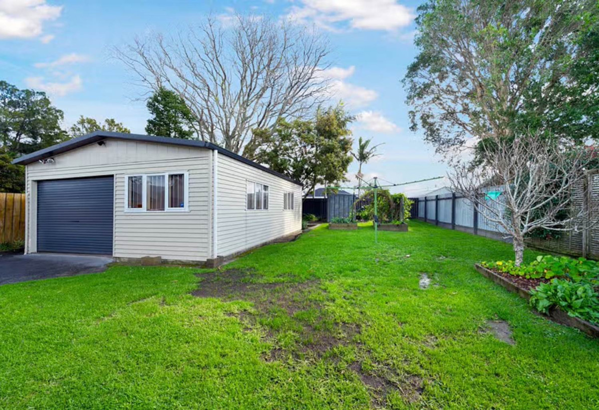 812m2 section, Six-Unit Development Site with Solid Rental Income, RC application in April 2025, The S92 response is expected soon. 3 beds 1 bath house is currently tenanted, and a substantial rear workshop with two separate rooms and three-phase, 34 Coniston Avenue, Te Atatu South, Auckland