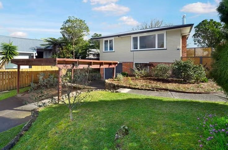812m2 section, Six-Unit Development Site with Solid Rental Income, RC application in April 2025, The S92 response is expected soon. 3 beds 1 bath house is currently tenanted, and a substantial rear workshop with two separate rooms and three-phase, 34 Coniston Avenue, Te Atatu South, Auckland