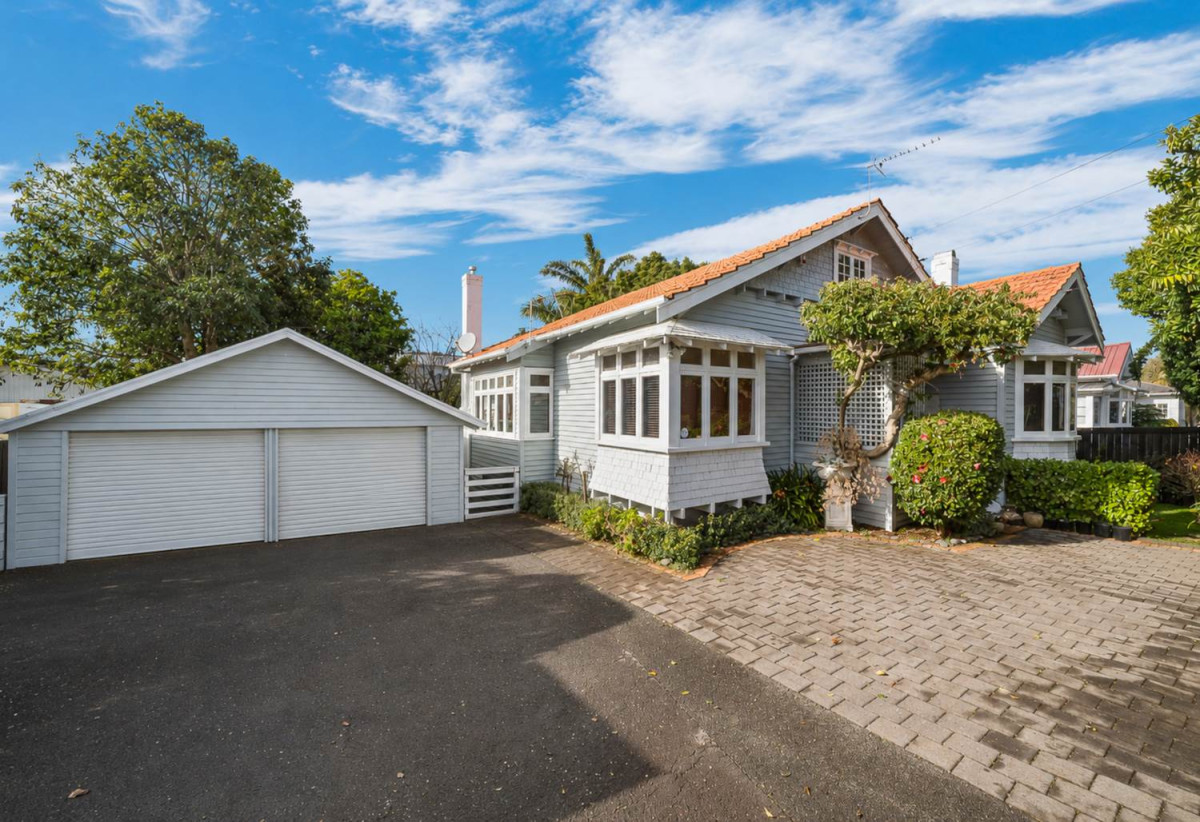 809m2 section, Mt Roskill Grammar zone, 3 beds 2 baths house with double garage, 924 Mount Eden Road, Three Kings, Auckland