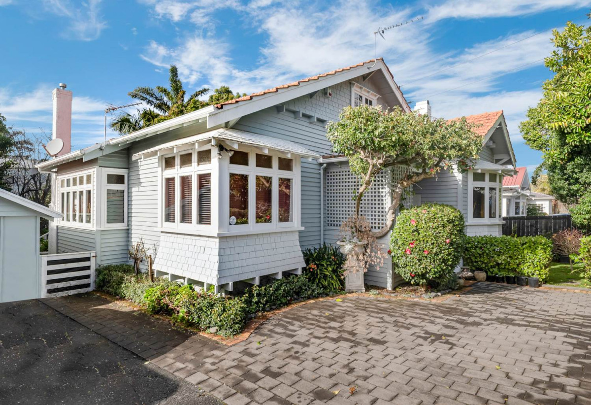 809m2 section, Mt Roskill Grammar zone, 3 beds 2 baths house with double garage, 924 Mount Eden Road, Three Kings, Auckland
