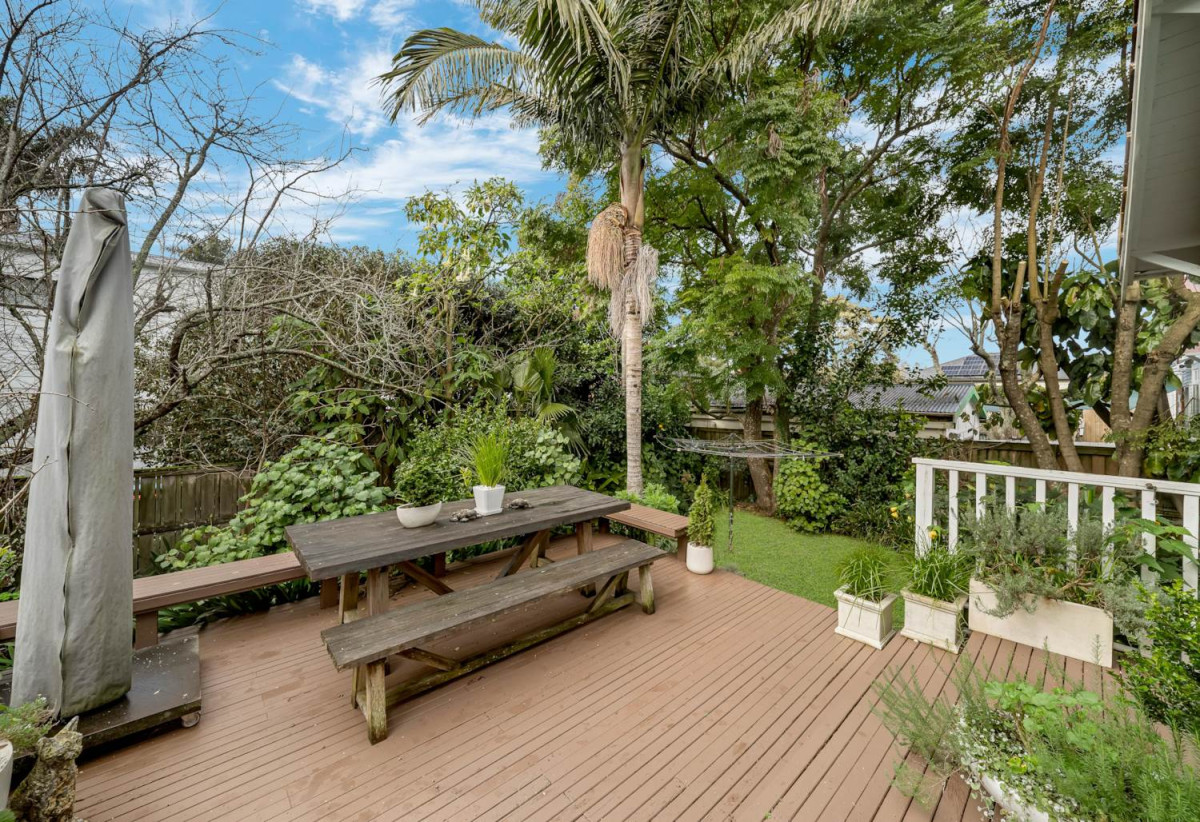 809m2 section, Mt Roskill Grammar zone, 3 beds 2 baths house with double garage, 924 Mount Eden Road, Three Kings, Auckland