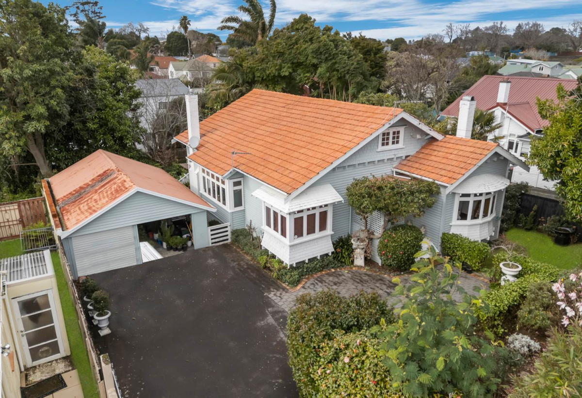 809m2 section, Mt Roskill Grammar zone, 3 beds 2 baths house with double garage, 924 Mount Eden Road, Three Kings, Auckland