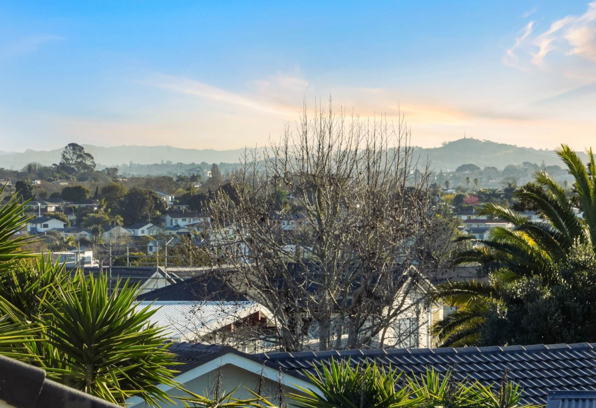 5 beds 3 baths house with double garage, 70A Hutchinsons Road, Bucklands Beach, Auckland